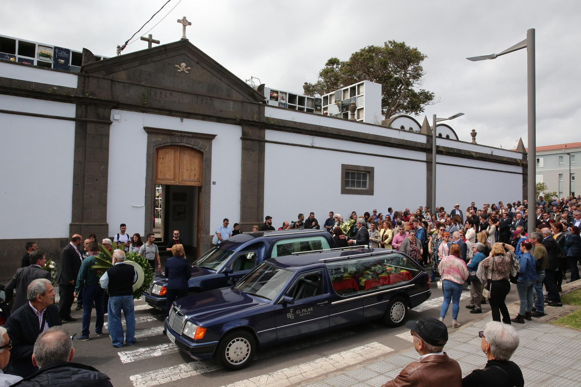 A las puertas del cementerio de Arucas, antes del entierro de las víctimas del franquismo.