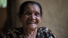 Heriberta, 70 años cargando agua sobre su cabeza y ya tiene un grifo