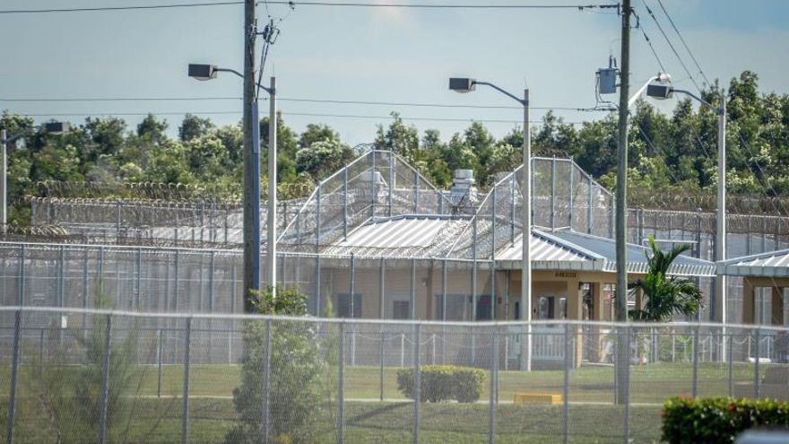 Detalle de un edificio del centro de detención de Krome en Miami, Florida (EE.UU.) EFE/Giorgio Viera/Archivo