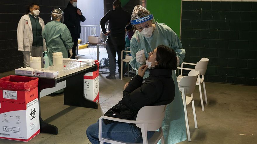 Prueba PCR en el estadio del Racing de Santander.