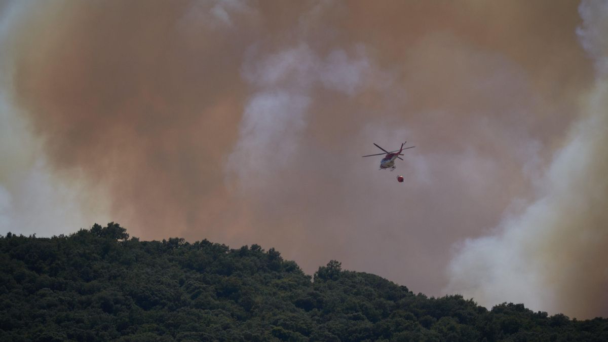 Un helicóptero trabajando en las labores de extinción.