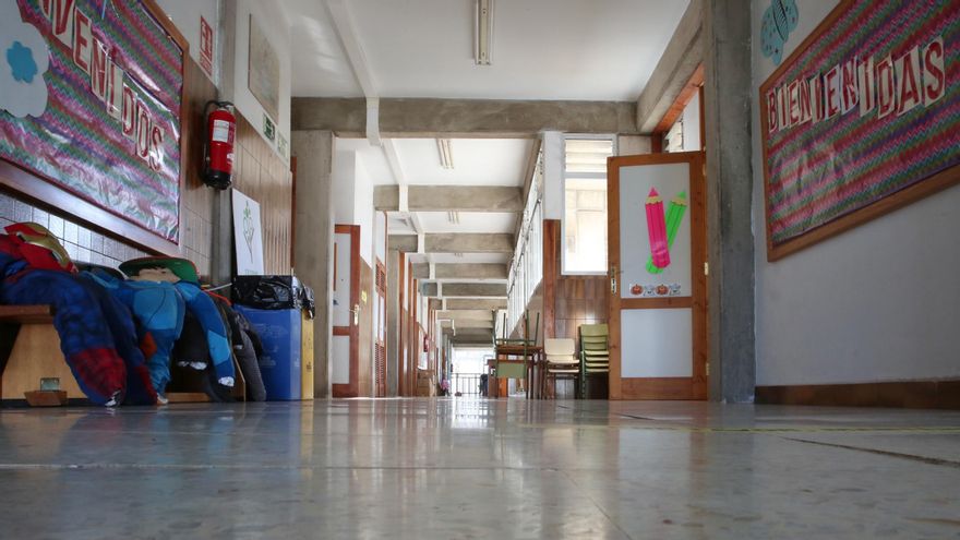 Carteles de bienvenida en el regreso a la actividad lectiva este 10 de noviembre en el centro donde se reubican tres colegios afectados por el volcán.