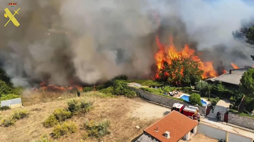 Última hora de los incendios | Los fuegos de Madrid y Ávila suman 50.000 evacuados y confinados mientras se intenta evitar su unión en un “macroincendio”