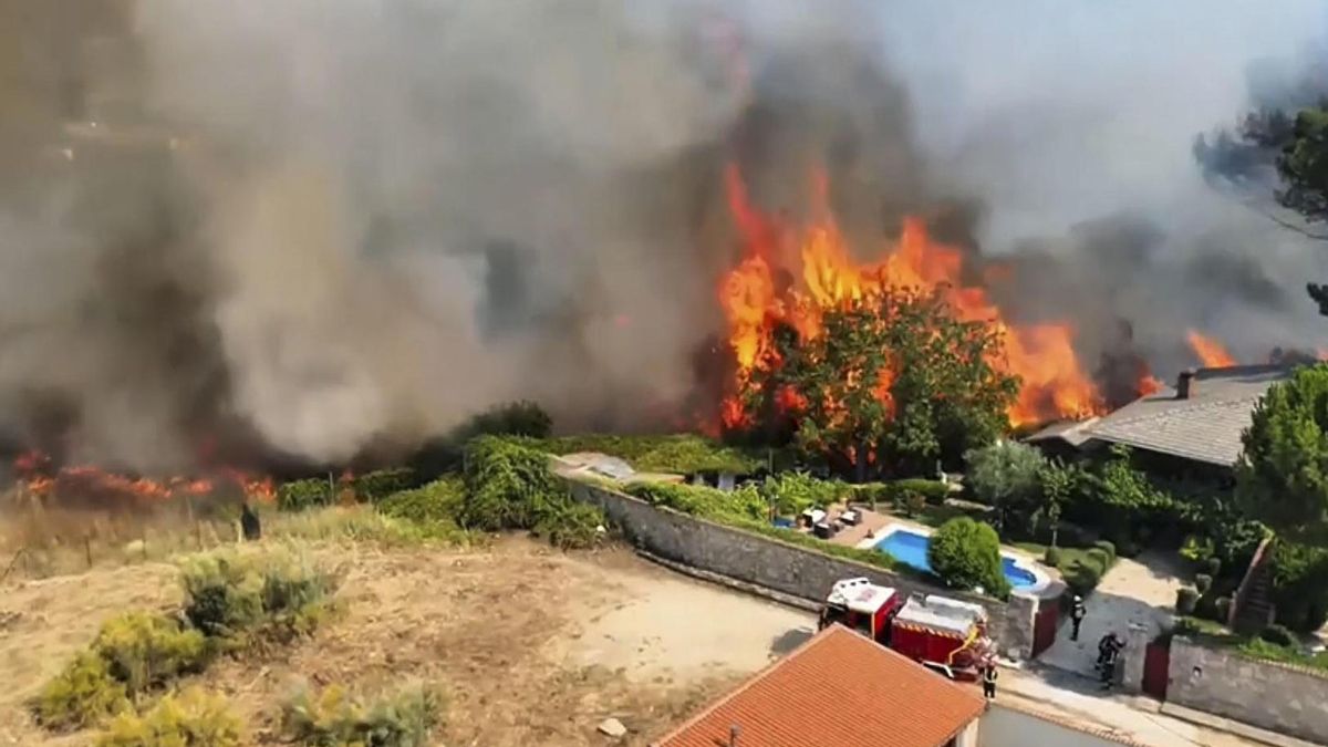 Captura de un video facilitado por la Guardia Civil, de la evolución del incendio en el suroeste de la Comunidad de Madrid