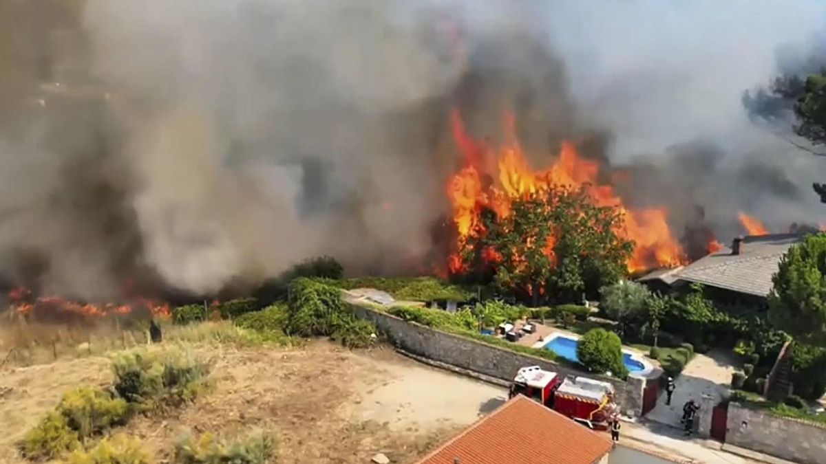 Última hora de los incendios | Los fuegos de Madrid y Ávila dejan más de 60.000 evacuados y confinados mientras se intenta evitar su unión en un “macroincendio”