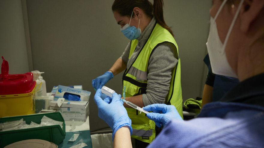 Dos trabajadoras sanitarias, en un dispositivo para administrar la vacuna contra la COVID-19 a profesionales sociosanitarios, en Pamplona, Navarra (España), a 29 de diciembre de 2020. Navarra ha comenzado este martes a vacunar frente al Covid-19 a los pro