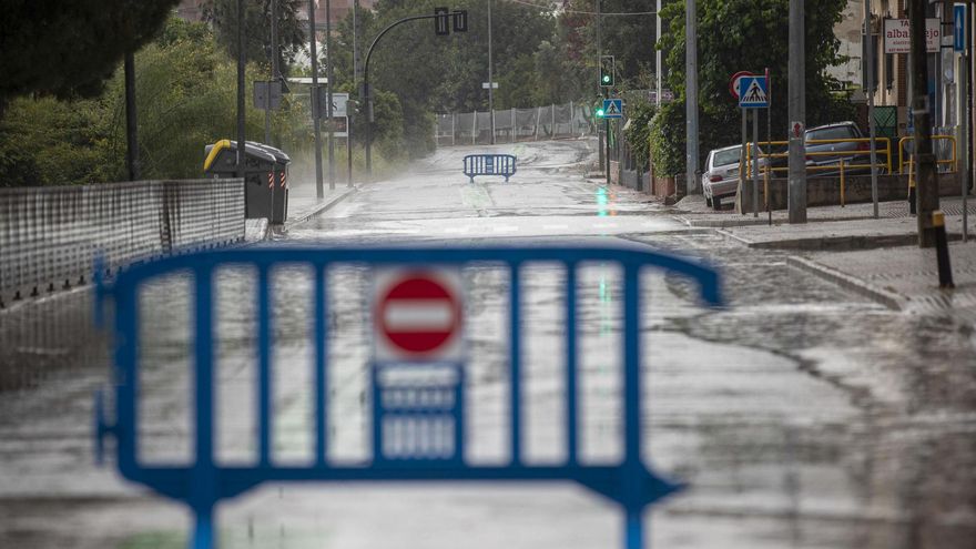 Protección Civil envía dos Es-Alert por el fuerte temporal y busca a una mujer que ha sido arrastrada por el agua en Barcelona
