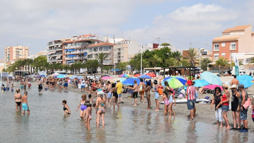 Bañistas de la localidad de Lo Pagán preparan el multitudinario abrazo al Mar Menor
