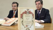 El tesorero de la Real Asociación de Hidalgos de España (RAHE), Manuel Ladrón de Guevara (d), durante el acto de entrega al exdirector general de Políticas Culturales de la Junta de Castilla y León, José Ramón Alonso (i), una colección de publicaciones editada por esta asociación con un extracto de los pleitos de hidalguía investigados.