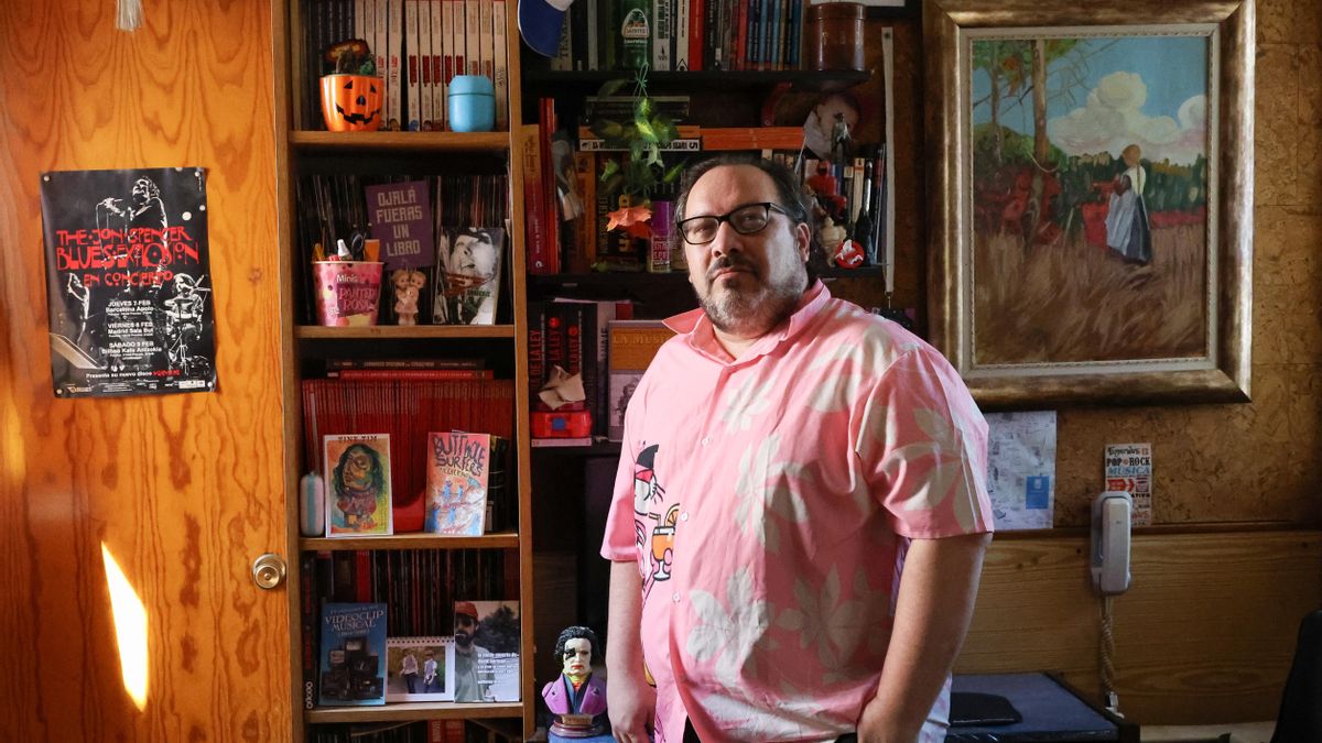El editor y fanzinero Óscar Alarcia en su despacho