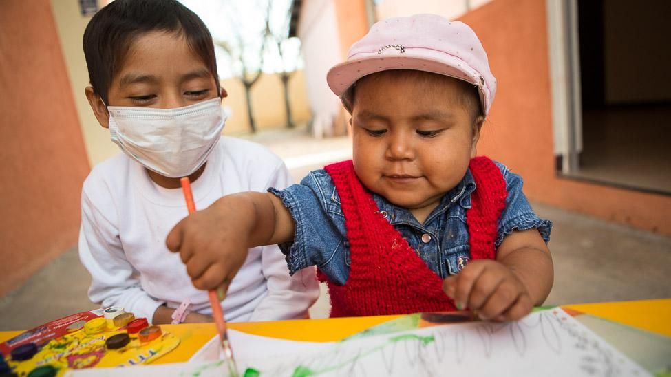Estrella y Soledad tienen leucemia y reciben tratamiento en el hospital de Oaxaca (México). Sus familias viven en comunidades rurales a varias horas de distancia. Antes, cuando viajaban al hospital, sus padres se veían obligados a dormir a la interperie, debido a la falta de recursos económicos. Ahora, se alojan en el centro AMANC, que les ofrece un lugar donde descansar y la manutención durante los días que sus hijas están internadas. (Salva Campillo/AEA).