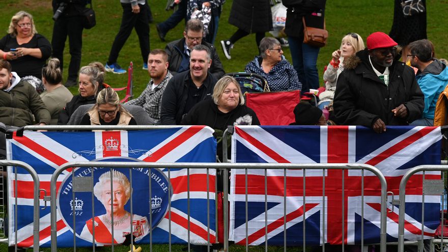 Asistentes a la procesión del féretro de Isabel II.