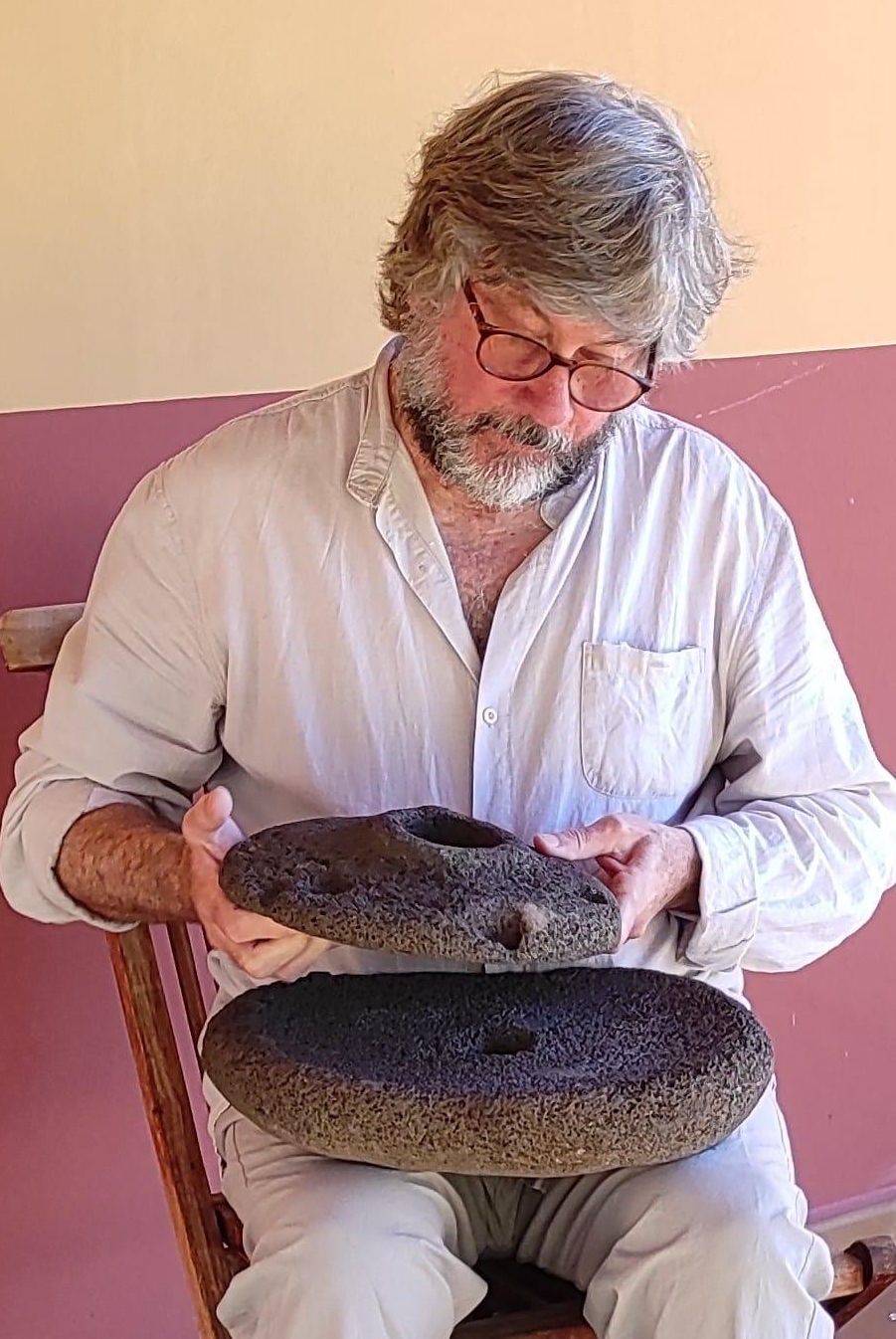 El arqueólogo Sixto Sánchez, con piezas de los molinos con los que se molían cereales de cebada y trigo.