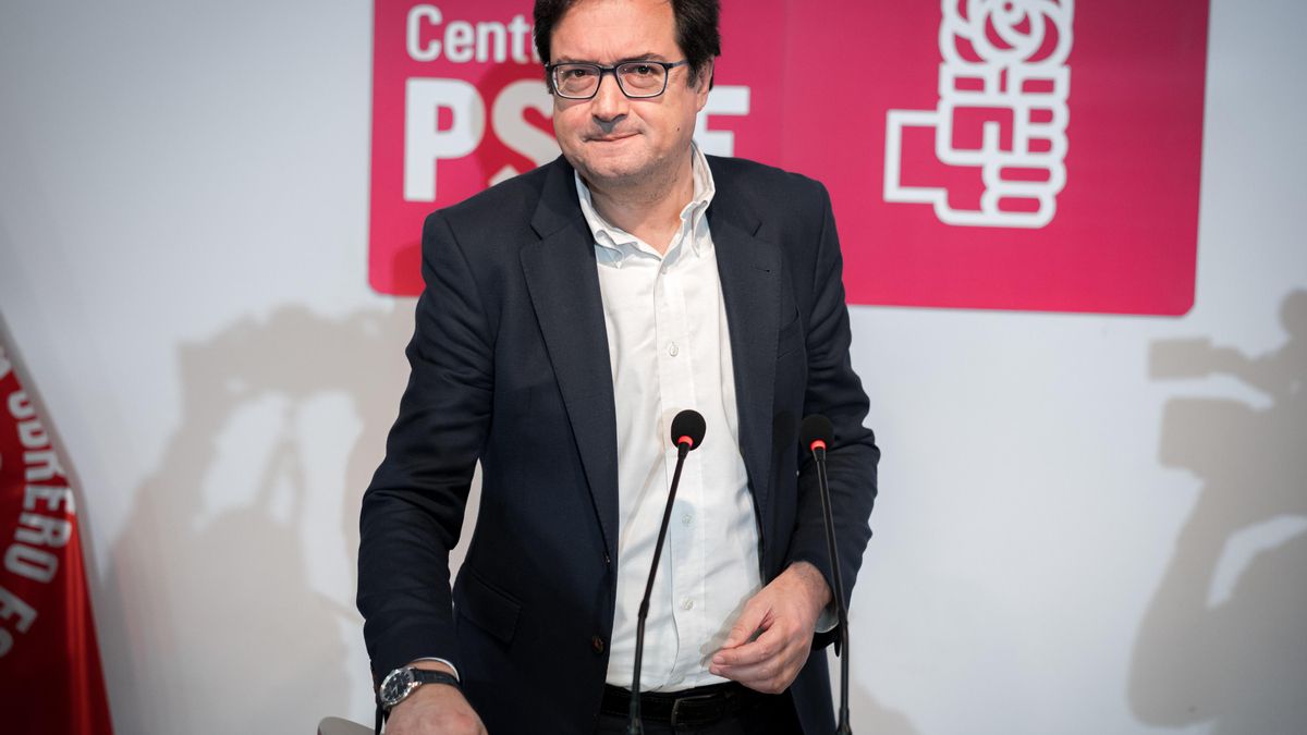 El ministro de Transformación Digital y Función Pública, Óscar López, ofrece una rueda de prensa para anunciar que presenta su candidatura como secretario general del PSOE de Madrid, en la sede de la Agrupación Socialista del distrito Centro, a 5 de dicie