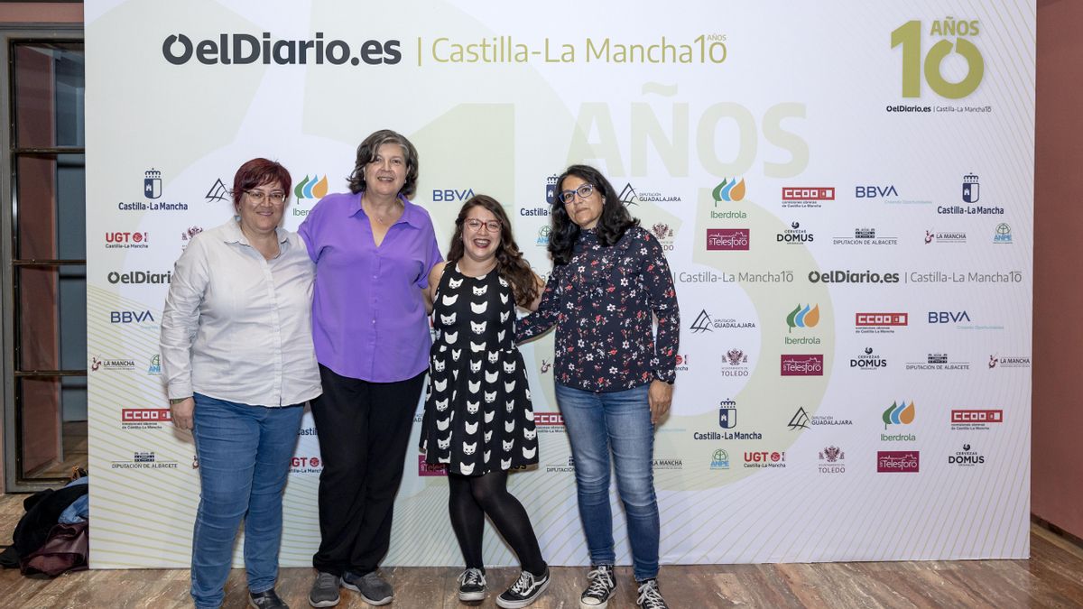 La periodista de elDiario.es Castilla-La Mancha, Francisca Bravo con mujeres integrantes del colectivo Feministas de Pueblo