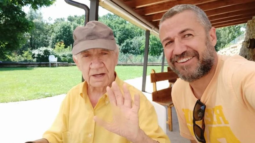 Raúl Blanco Alonso, junto a su hijo.