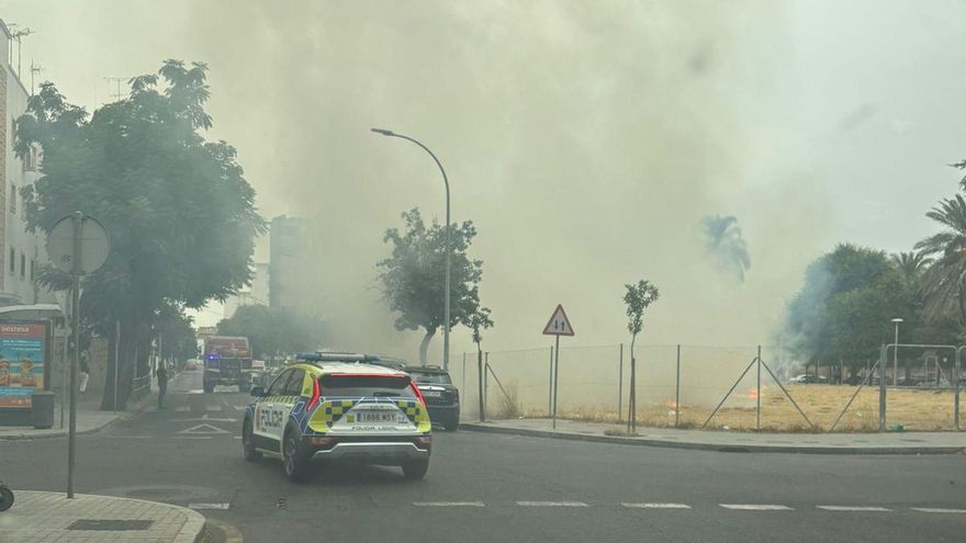 Arde el solar del antiguo polideportivo de la Juventud