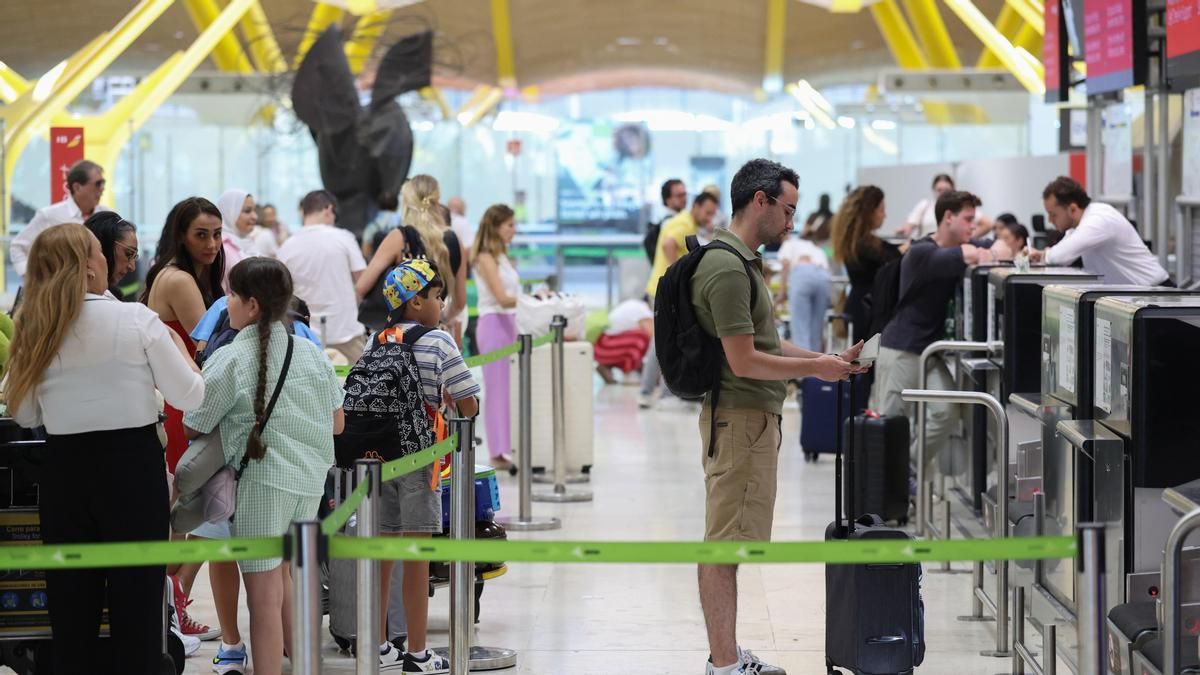 Un avión que cubría la ruta Lisboa-Barcelona aterriza de emergencia en Madrid por problema técnicos