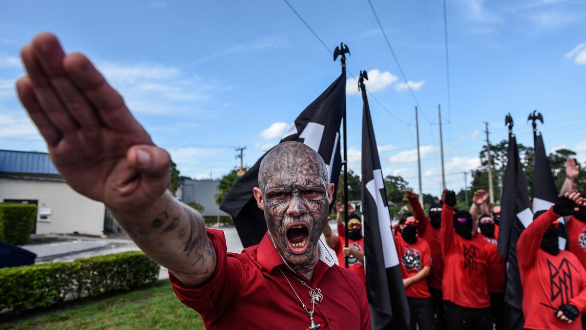 Un hombre hace un saludo nazi en una manifestación en Orlando (EEUU) en 2023.