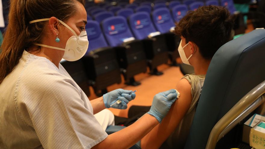 Una sanitaria después de vacunar a un menor contra el coronavirus con una dosis de Pfizer, en el dispositivo puesto en marcha en las instalaciones del Hospital General Universitario Gregorio Marañón, a 20 de agosto de 2021, en Madrid (España).