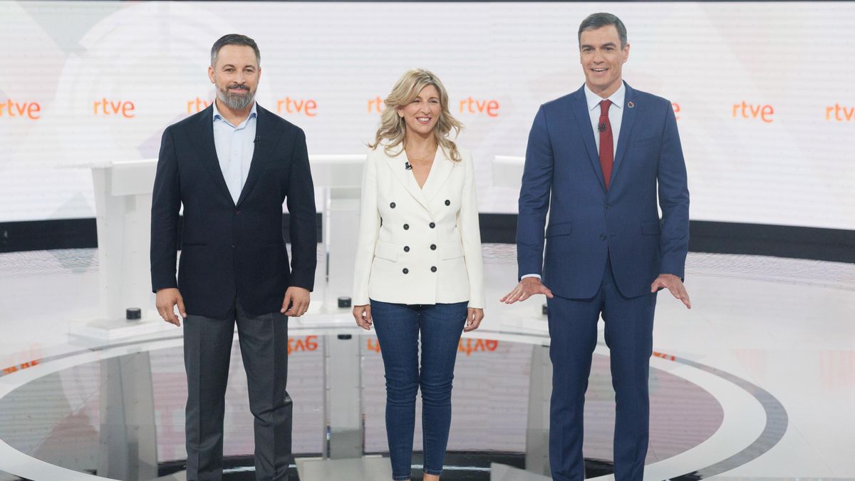 (I-D) Los candidatos a la Presidencia, Santiago Abascal (Vox); Yolanda Díaz (Sumar), y Pedro Sánchez (PSOE), antes del debate electoral organizado por RTVE bajo el título ‘23J el debate final’, en el Estudio 6 de Prado del Rey, a 19 de julio de 2023, en M