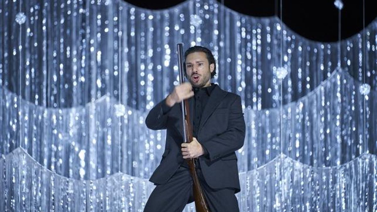 El cazador Harasta simulando una masturbación con su escopeta.