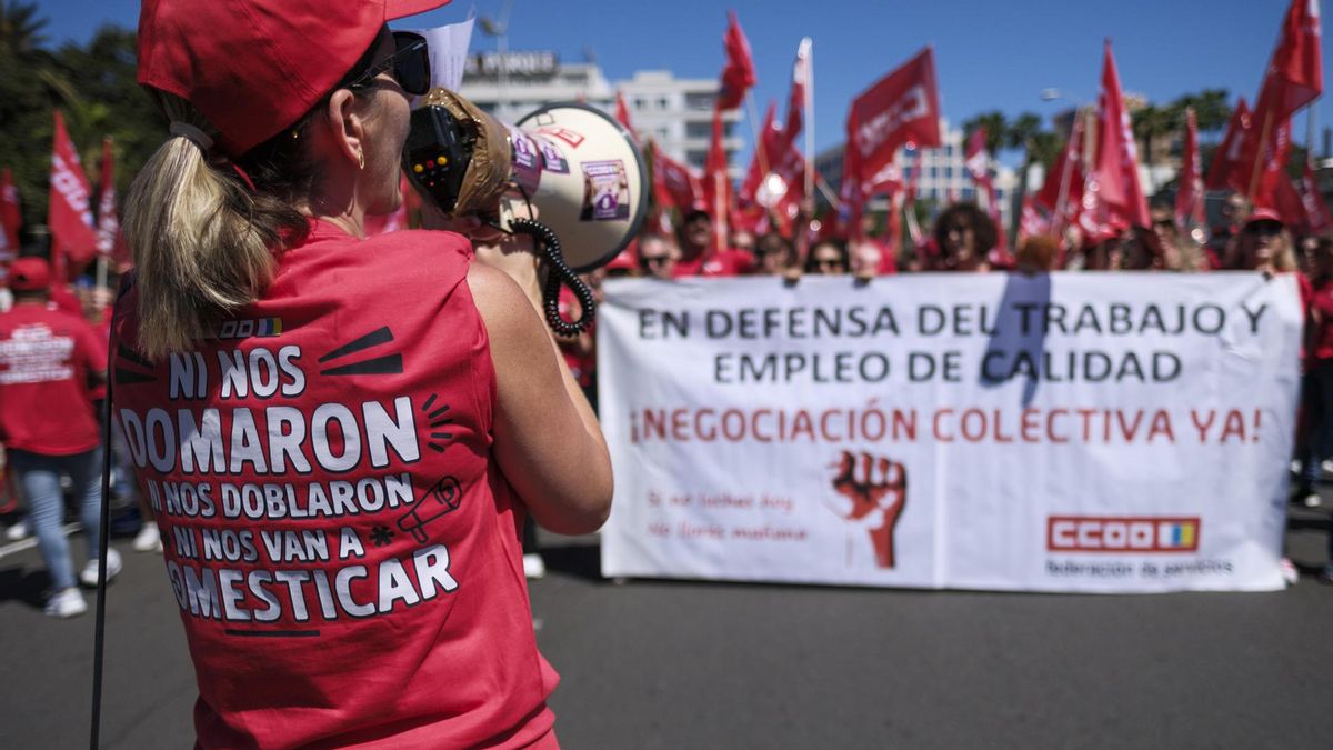 Cientos de personas participan en la manifestación convocada por los principales sindicatos de las islas con motivo de la fiesta del Primero de Mayo, Día Internacional de Trabajador, este jueves, en Las Palmas de Gran Canaria. EFE/Ángel Medina G.