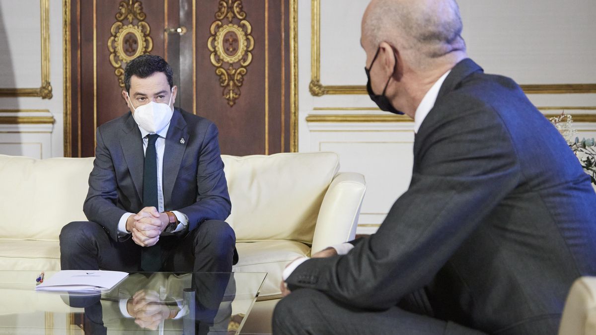 El presidente de la Junta de Andalucía, Juanma Moreno, este lunes en su encuentro con el alcalde de Sevilla, Antonio Muñoz, en el Palacio de San Telmo.