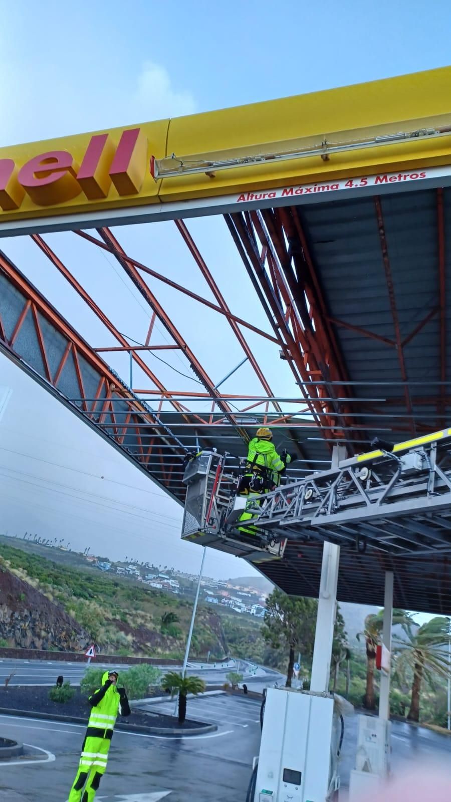 Bomberos de La Palma en la gasolinera de La Grama afectada por desprendimiento de placas por el viento.