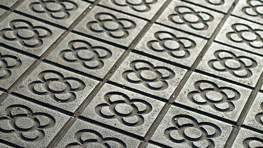 La curiosa historia del icónico adoquín de Barcelona que ahora todo el mundo se lleva de recuerdo