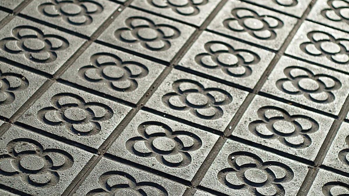 La curiosa historia del icónico adoquín de Barcelona que ahora todo el mundo se lleva de recuerdo