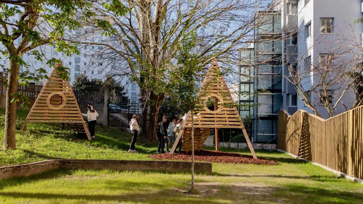 Patio escolar naturalizado por Fermín Blanco, uno de los cofundadores de Movimiento Perenquén