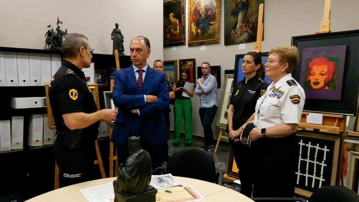 El conseller de Emergecias e Interior, Juan Carlos Valderrama, dialoga con Antonio López, responsable del grupo de Patrimonio de la Policía de la Generalitat Valenciana.