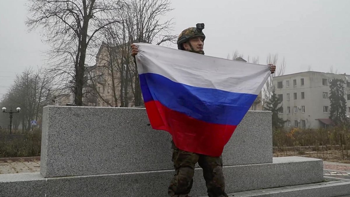 Un militar ruso sostiene una bandera en la ciudad ucraniana de Pokrovsk
