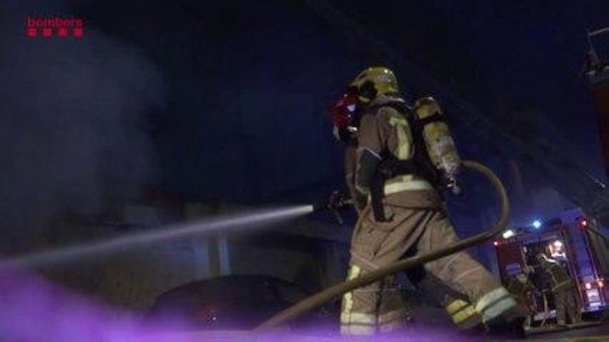 El incendio de la nave de Badalona deja tres muertos a la espera de que acaben las labores de desescombro