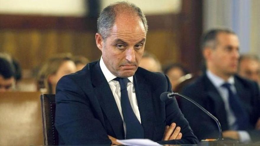 El fiscal pide dos años y medio de prisión para Camps por los contratos de su Gobierno con la trama Gürtel