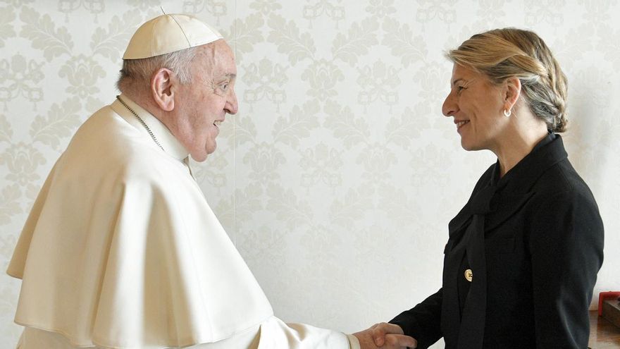 El papa Francisco saluda a la vicepresidenta segunda del Gobierno español, Yolanda Díaz, durante una audiencia celebrada este viernes en el Vaticano. EFE/ Vaticano -SOLO USO EDITORIAL/SOLO DISPONIBLE PARA ILUSTRAR LA NOTICIA QUE ACOMPAÑA (CRÉDITO OBLIGATORIO)