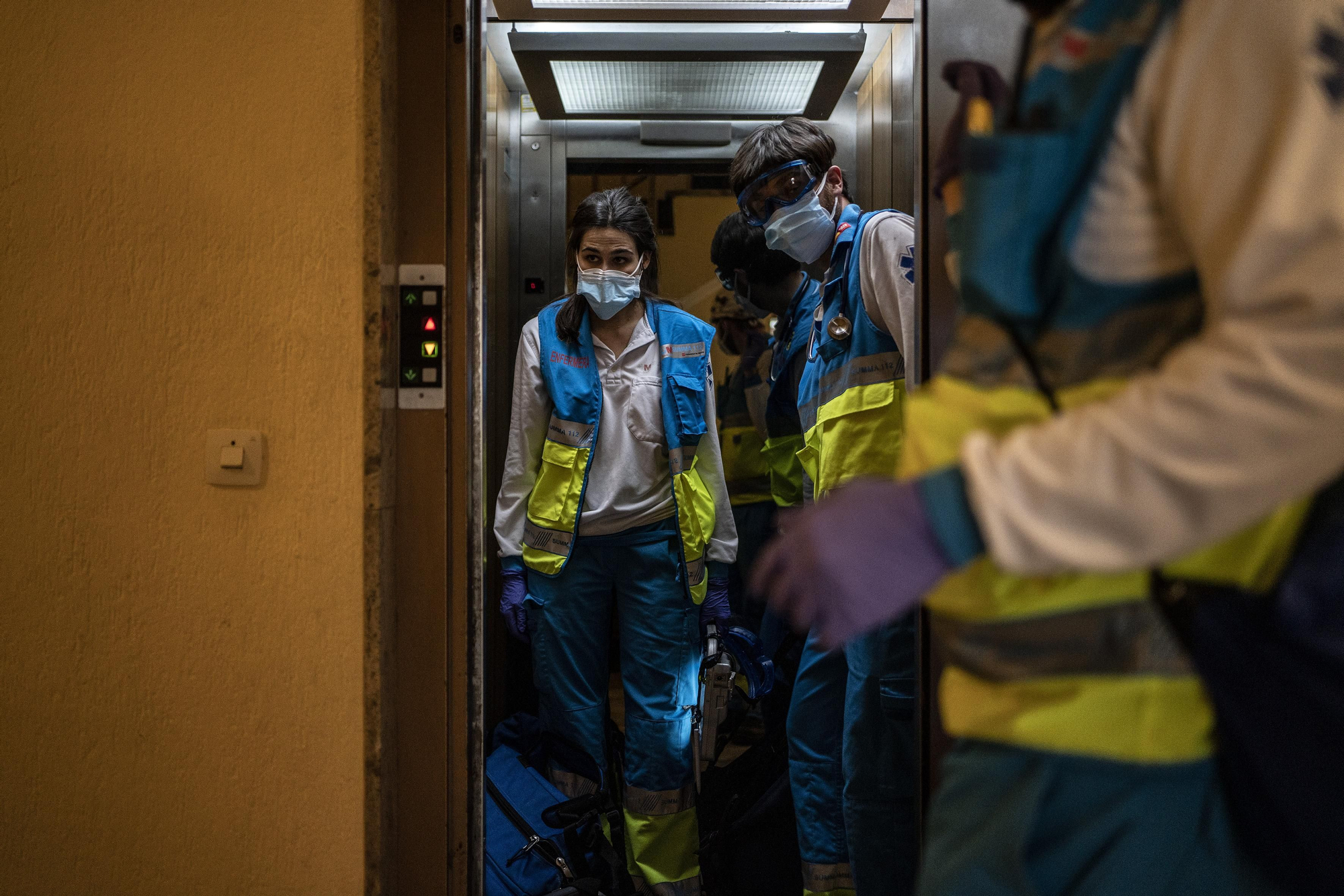 Ana Moreno, enfermera, y Carlos Rubio, médico, suben en ascensor para atender a un paciente en su casa de Madrid.