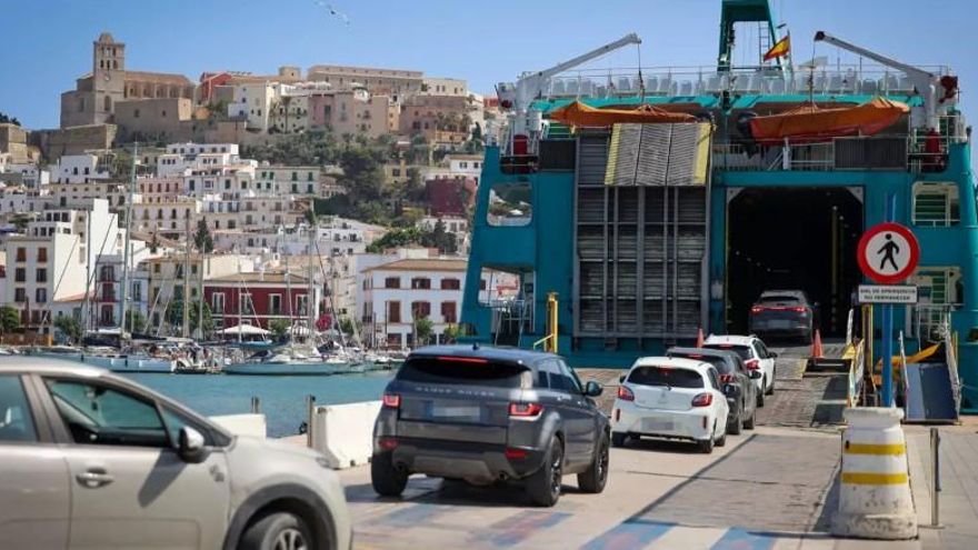 Ibiza reduce a 18.918 el tope de coches diarios en verano y acelera su hoja de ruta contra la saturación viaria
