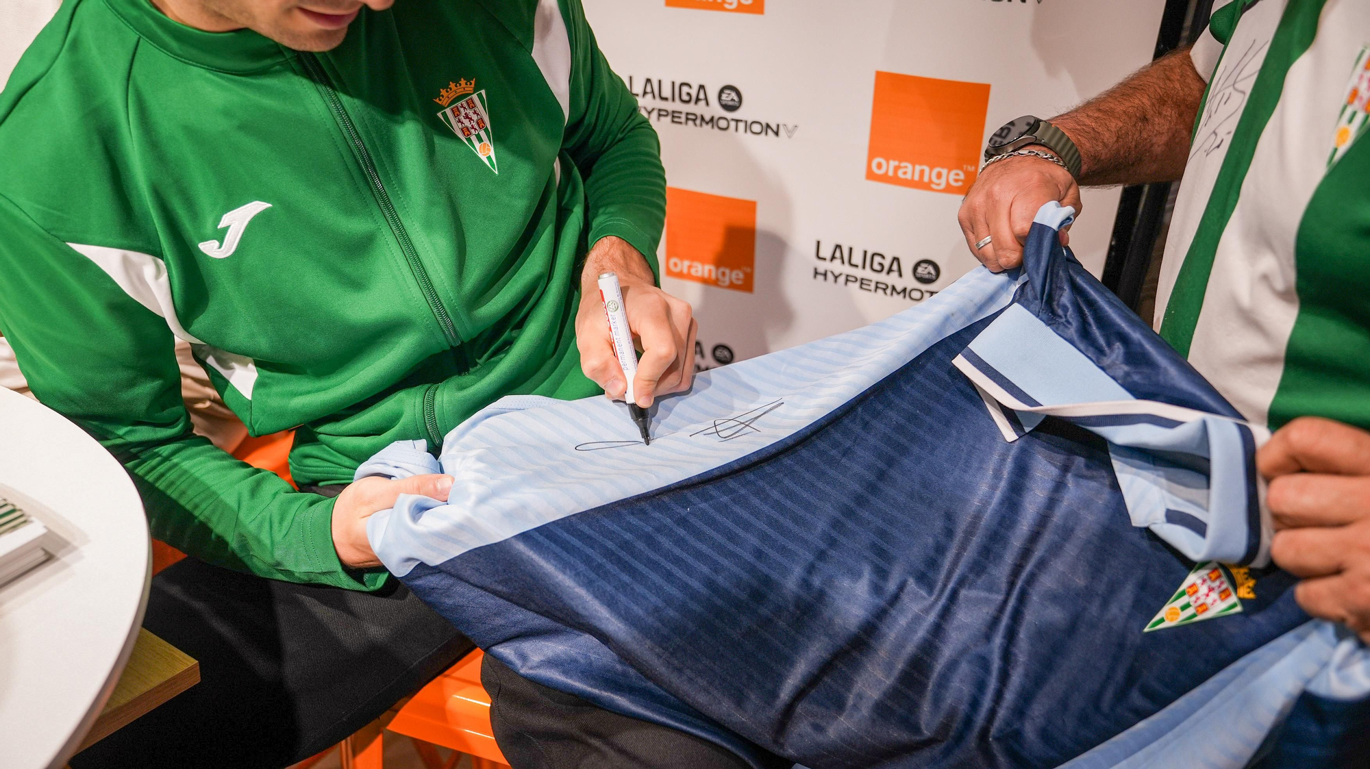 Mikel Goti e íker Álvarez firman autógrafos a los aficionados del Córdoba CF
