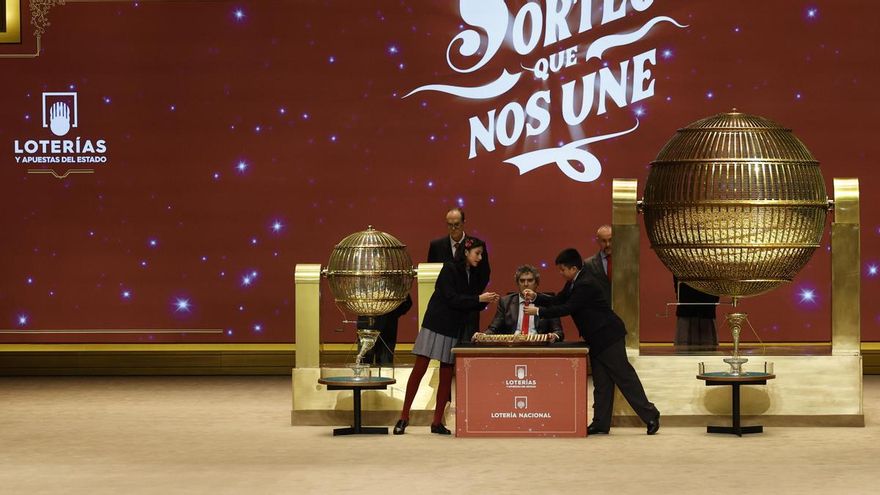 Aisha Solange y Gorka Calderón, los niños de la Residencia San Ildefonso del Ayuntamiento de Madrid encargados de cantar premio y número, respectivamente, de la segunda tabla de del Sorteo Extraordinario de Navidad celebrado este lunes en el Teatro Real de Madrid.