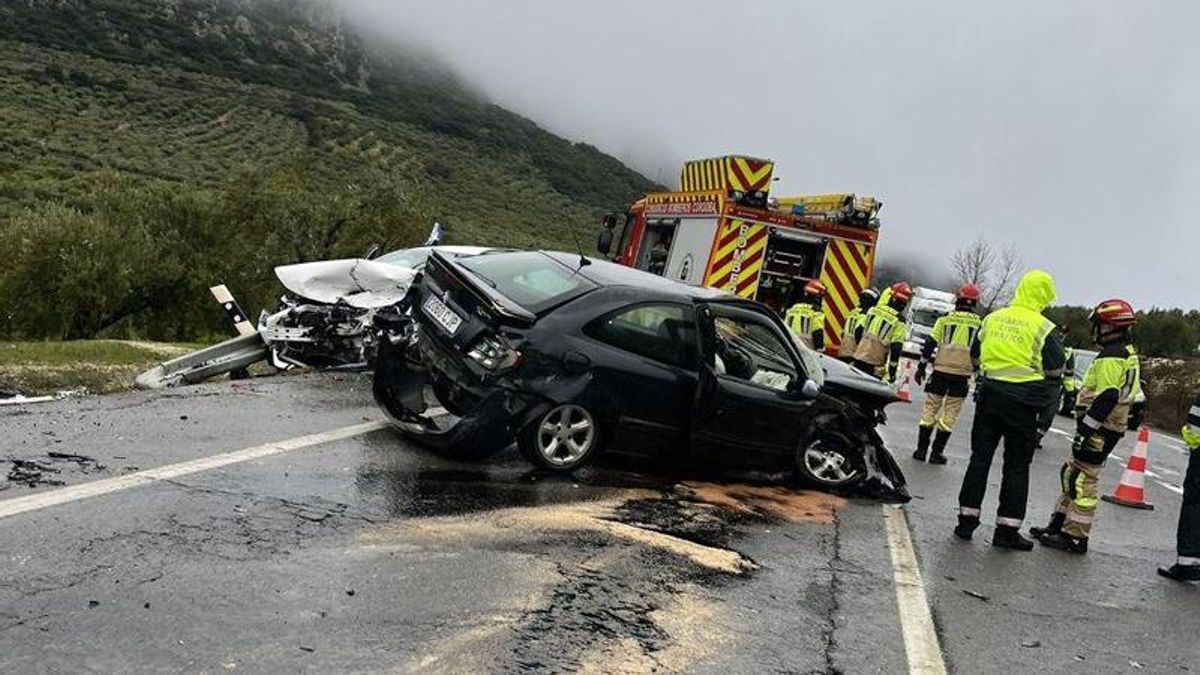 Tres heridos tras una colisión frontal de dos turismos