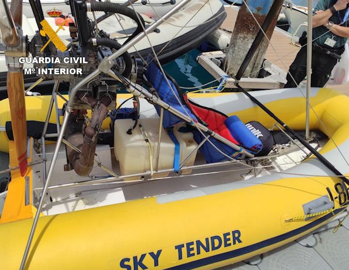 La Guardia Civil inspecciona la embarcación convertible en Puerto Colón, Tenerife