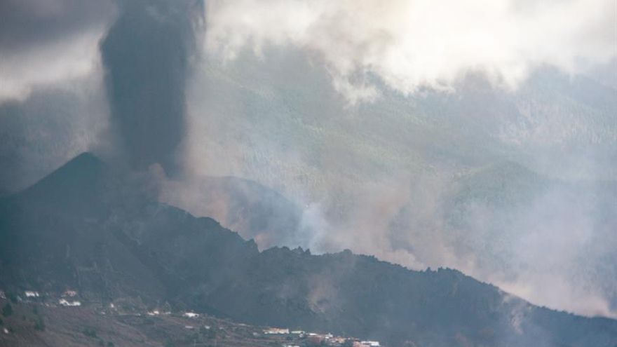 Nuevo foco de emisión que se ha abierto este sábado por la mañana. / FOTO: EFE/ Miguel Calero