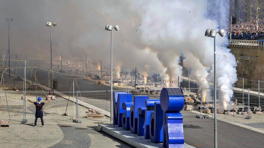 Valencia eligió y el Ayuntamiento de Madrid pagó: cómo se gestó la polémica mascletà de Almeida en el Manzanares