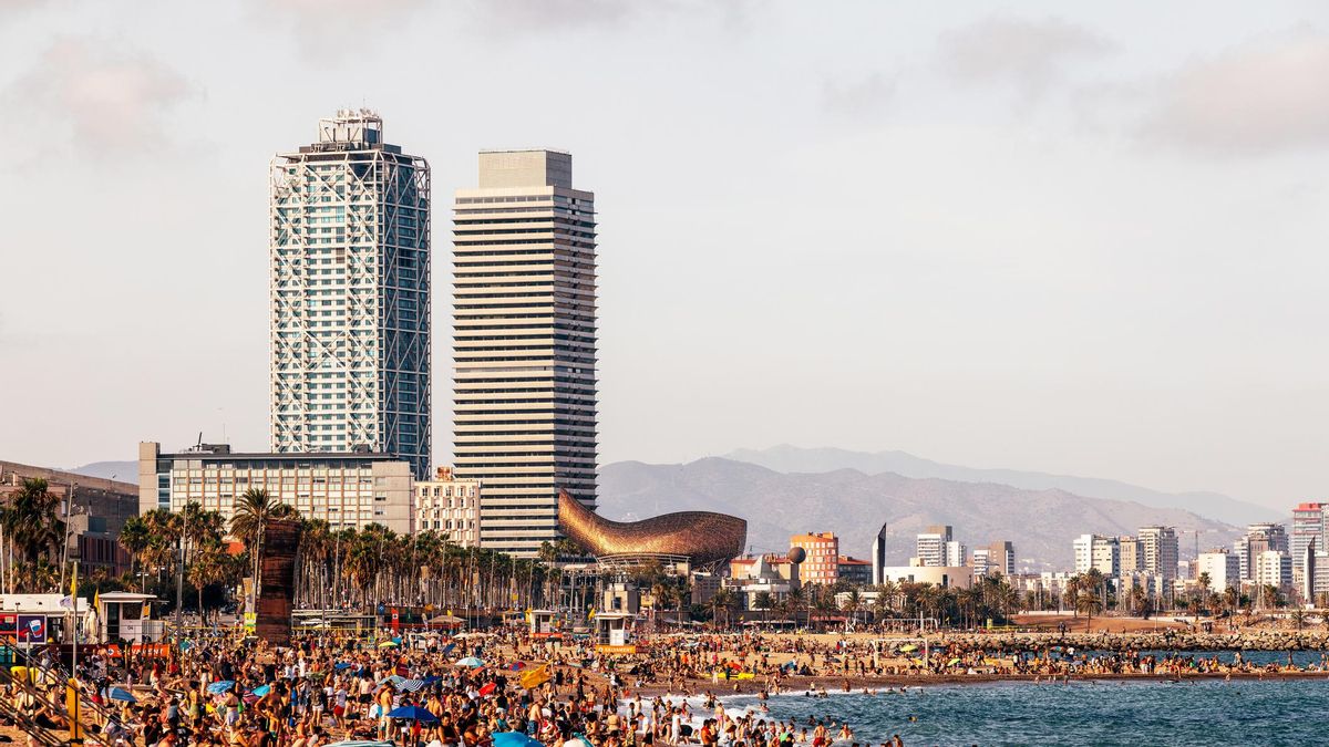 En la Barceloneta, la presión turística ha generado una dinámica de expulsión de los usos residenciales cotidianos donde los propios vecinos del barrio utilizan el paseo cada vez menos en verano.