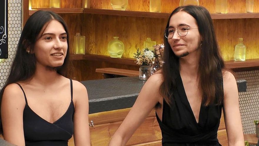 'First Dates' recibió a Noah y Aren, la primera pareja que quería buscar su 'trieja'