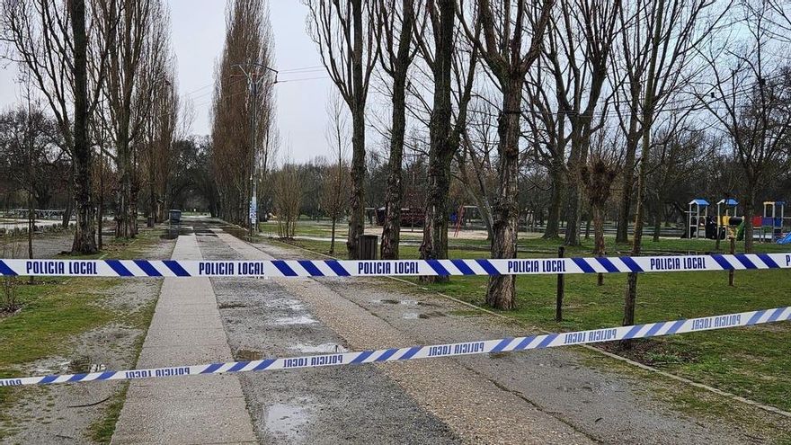 El acceso a la plaza del Mercado Chico en Ávila, precintado por el mal tiempo