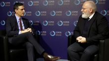 El presidente del Gobierno en funciones, Pedro Sánchez y el vicepresidente de la Comisión Europea Frans Timmermans, durante la COP25 de Madrid.