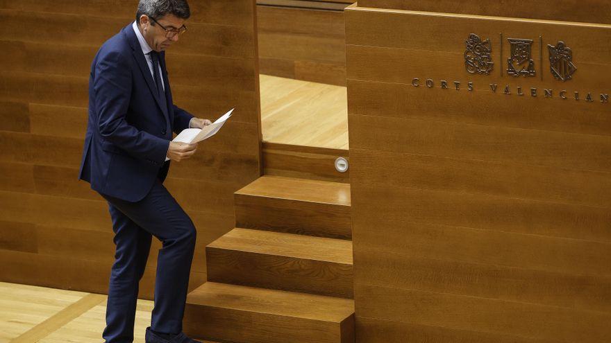 El presidente de la Generalitat, Carlos Mazón, durante una sesión de control en Les Corts